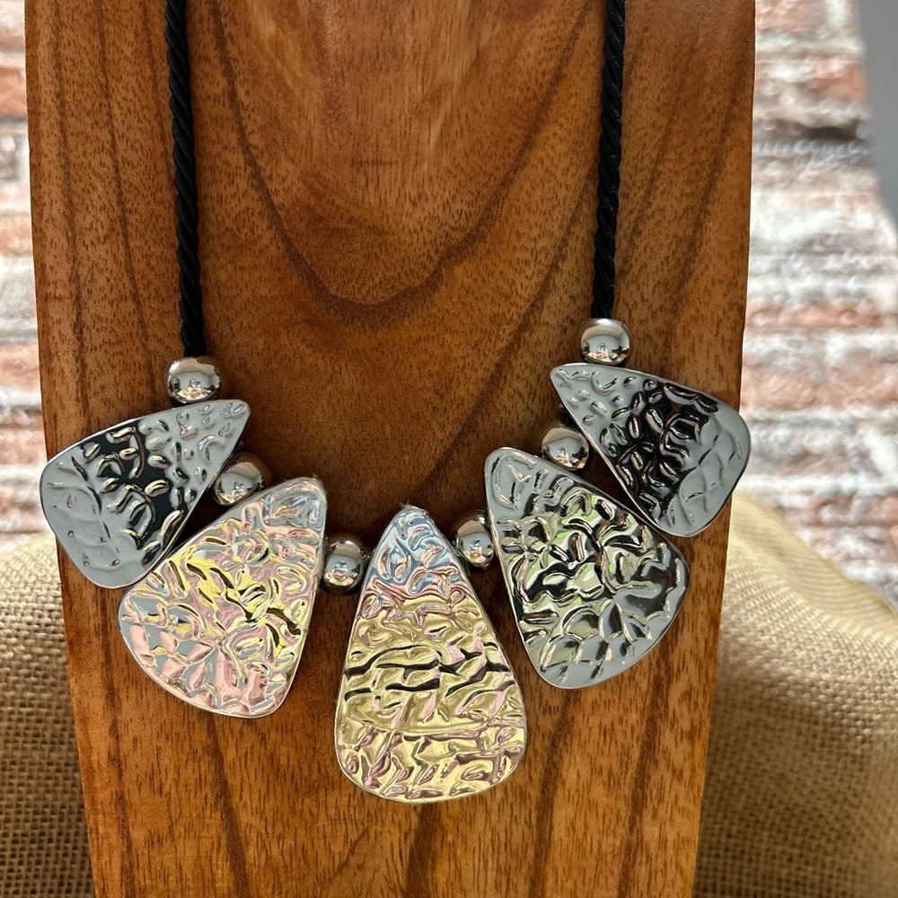 Lia Sophia Lure Me In Necklace